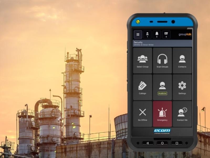 ATEX Smart EX02 smartphone för explosions farliga arbetsmiljöer. Bild på en fabrik