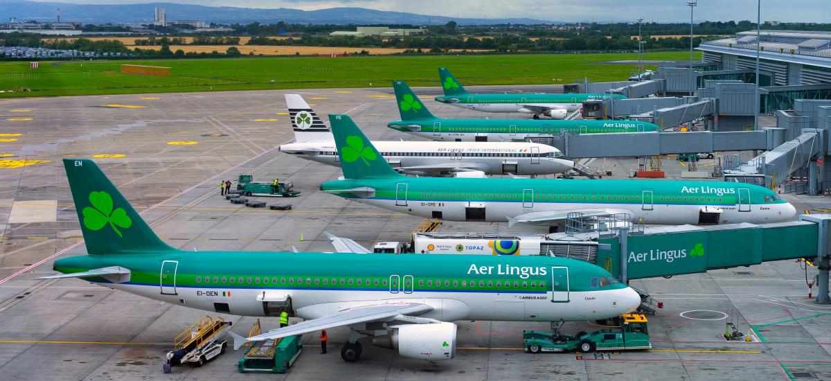 Aer Lingus-flygplan parkerade vid en gate på en flygplats.