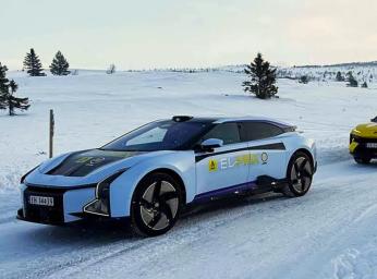 Rad av elbilar i snöigt landskap på El Prix 2024.