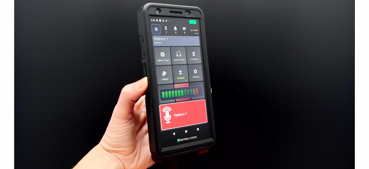 En tålig Smart Ex03 ATEX 5G-smartphone används med GroupTalk-appen