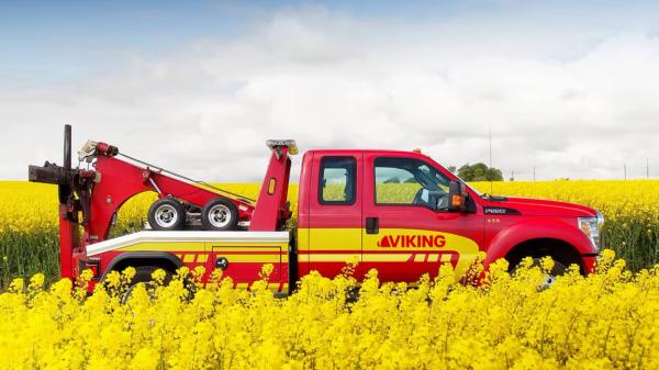 Viking assistans bil på en väg