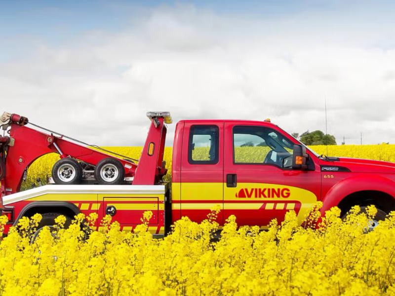 Viking assistans bil på en väg