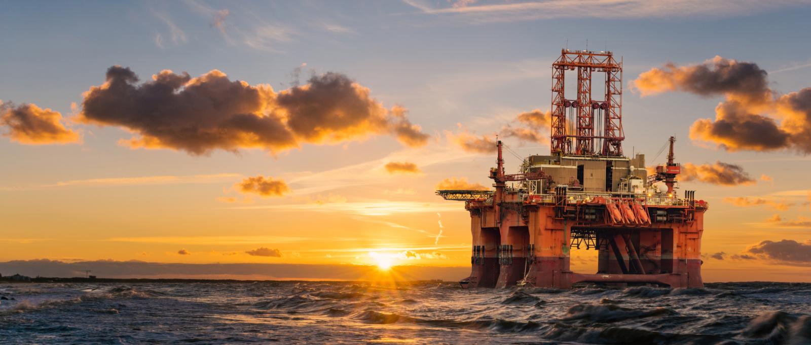 Olja och gasplattform som står i havet