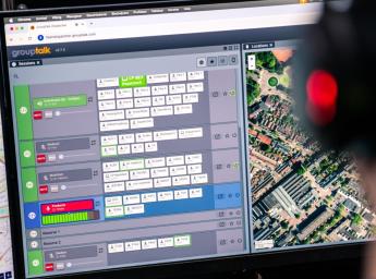Dispatcher i ledningscentral hanterar teamet via GroupTalk.