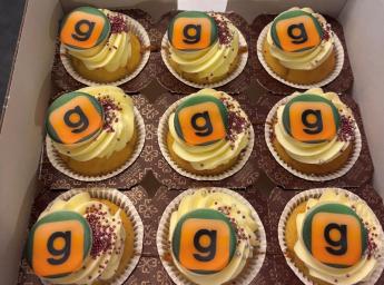 Bild på nio cupcakes med GroupTalk-ikonen.
