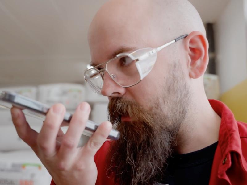 Läkemedelsarbetare som använder en push-to-talk-app på smartphone för intern kommunikation