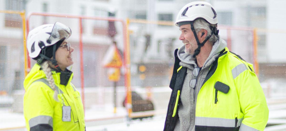 Industriarbetare använder Voxear-hörselskydd och GroupTalk-appen.
