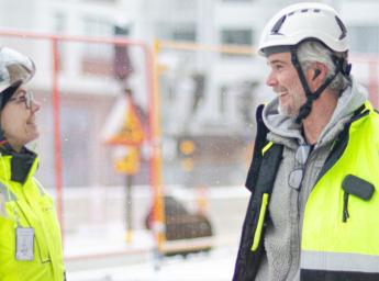 Industriarbetare använder GroupTalk-appen med Voxear-headset.