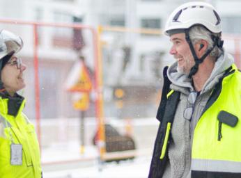 Industriarbetare använder Voxear-hörselskydd och GroupTalk-appen.