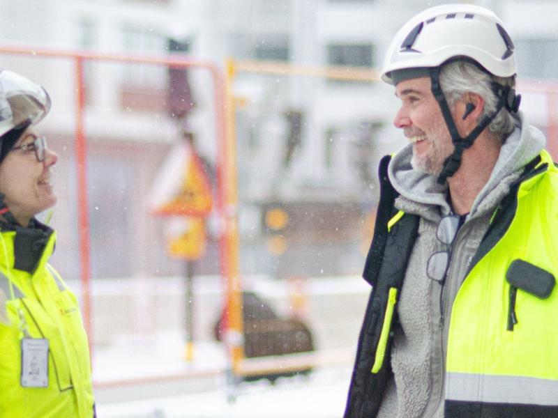 arbetsteam använder push to talk teknik i mobilen