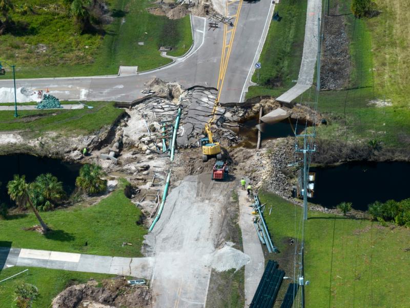 Jordskred och bilväg förstörd