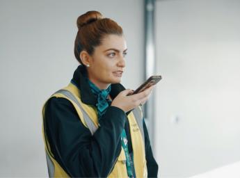 Gate-personal pratar i komradio-app.