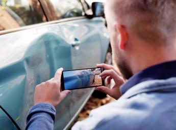 Försäkringsutredare samlar bevis vid bilolyckor med hjälp av en smartphone.