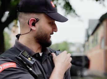 Tempest säkerhetspersonal använder monofon (RSM) för push to talk och personlarm i GroupTalk-appen.
