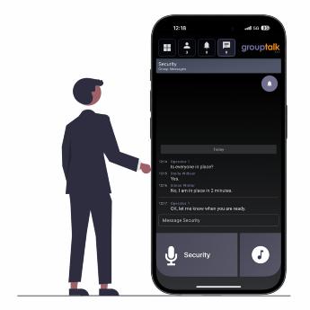 Animerad pojke står bredvid en stor iPhone med GroupTalk-appen online