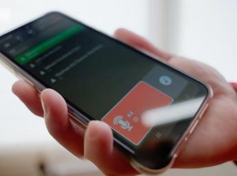 Läkemedelspersonal kommunicerar i komradio-appen GroupTalk.