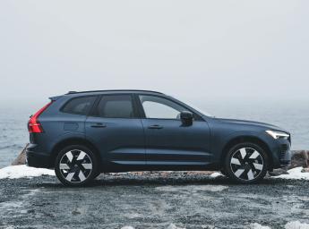 Volvo-bil parkerad utomhus.