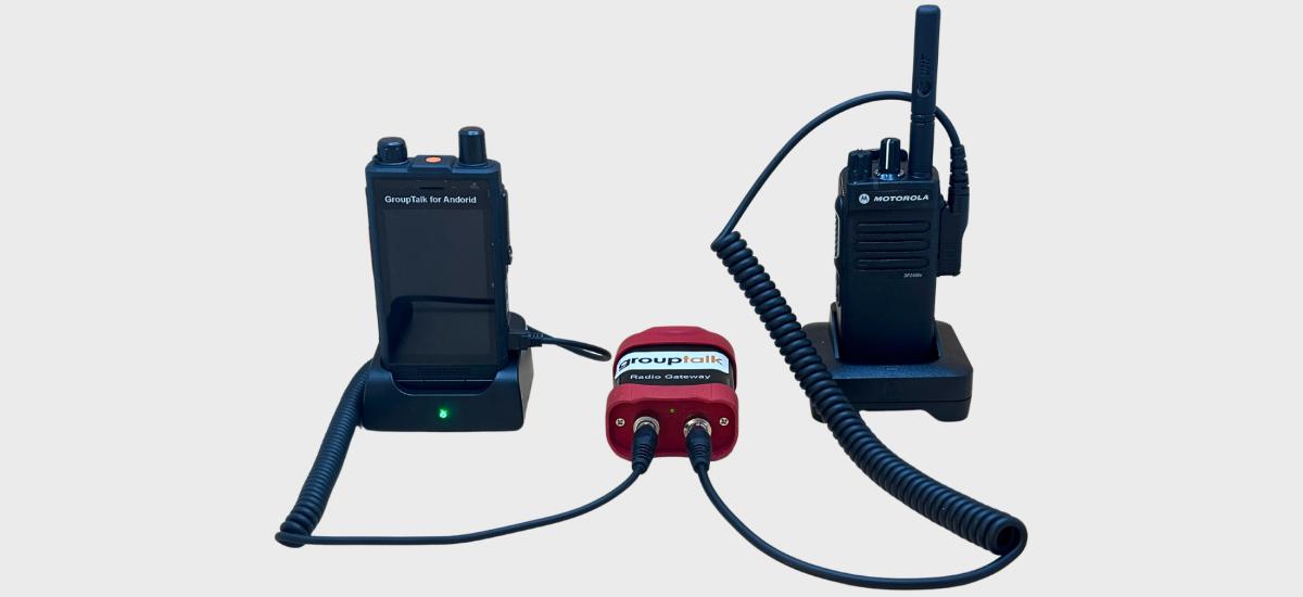 Komradio är ansluten till en radiobrygga och pratar med en smartphone