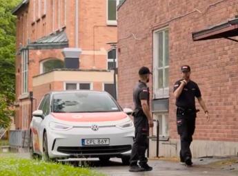 Två väktare från Tempest Security ronderar.
