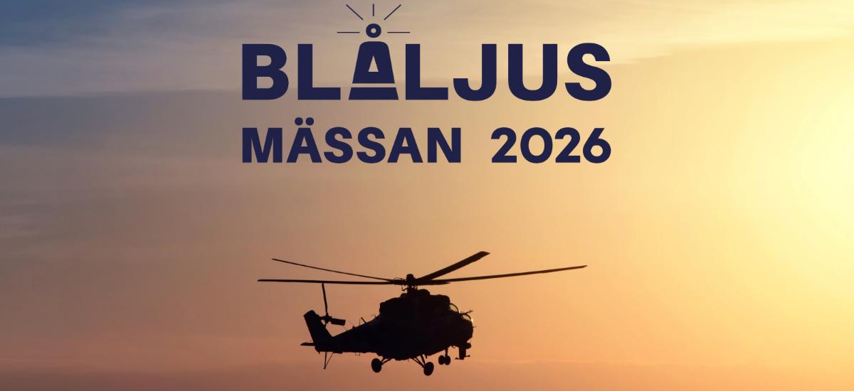 Helikopter i luften vid solnedgång.