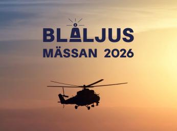 Helikopter i luften vid solnedgång.