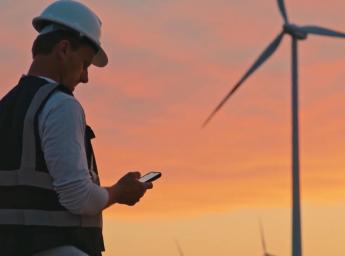 Vindkraftsarbetare använder IS540 i.safe MOBILE ute på fältet.