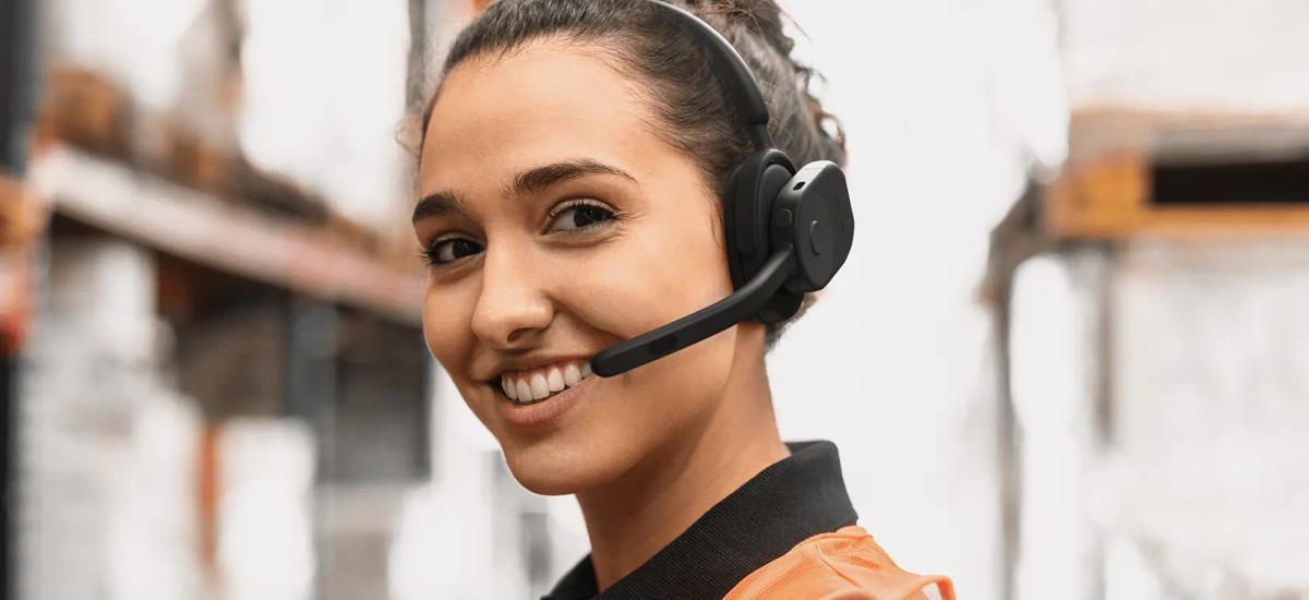 Kvinna använder ett Jabra Perform 75 push to talk-headset.