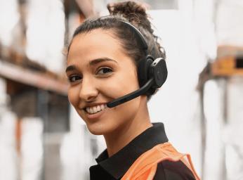 Kvinna använder ett Jabra Perform 75 push to talk-headset.