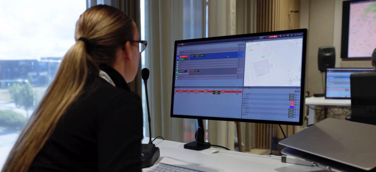 Kvinnor som arbetar som dispatchers i en ledningscentral
