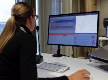 Kvinna använder GroupTalk för ledningscentralverksamhet.