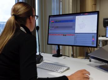 Kvinnor som arbetar som dispatchers i en ledningscentral