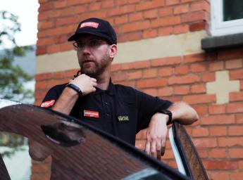 Väktare från Tempest Security AB pratar i en monofon (RSM) via Push to Talk.