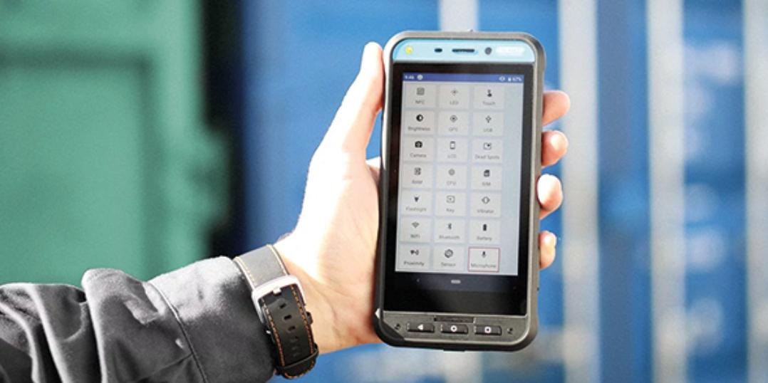 Man håller en Ecom Smart-Ex02 smartphone för ATEX-bruk