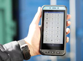 Man håller en Ecom Smart-Ex02 smartphone för ATEX-bruk