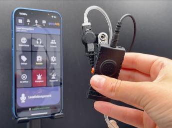 iPhone med komradio-app installerad och Push to Talk-headset.