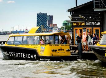 Taxibåt hämtar passagerare i hamnen.