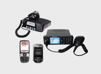 Föråldrade telefoner och radios.