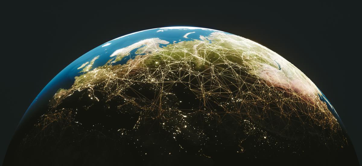 Global kommunikationsteknologi med sammankopplat nätverk runt jorden från rymden.