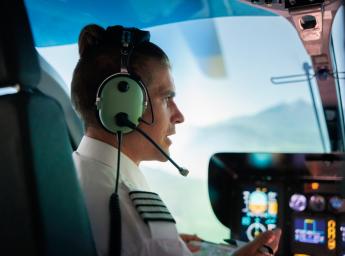 Helikopterpilot pratar med kollegor genom Peltor / hörselkåpor