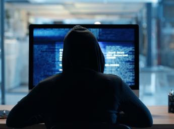 Cybersäkerhetshot: hacker använder dator.