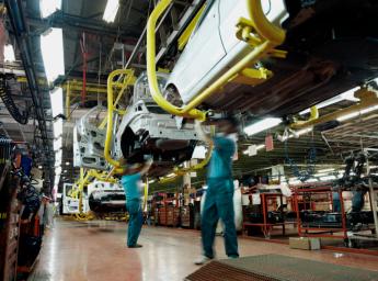 Produktionslinje för bilar i fabrik.