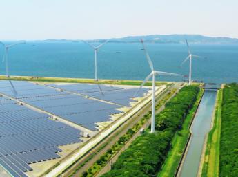 Anläggning för förnybar energi med solpaneler och vindkraftverk sett ovanifrån.