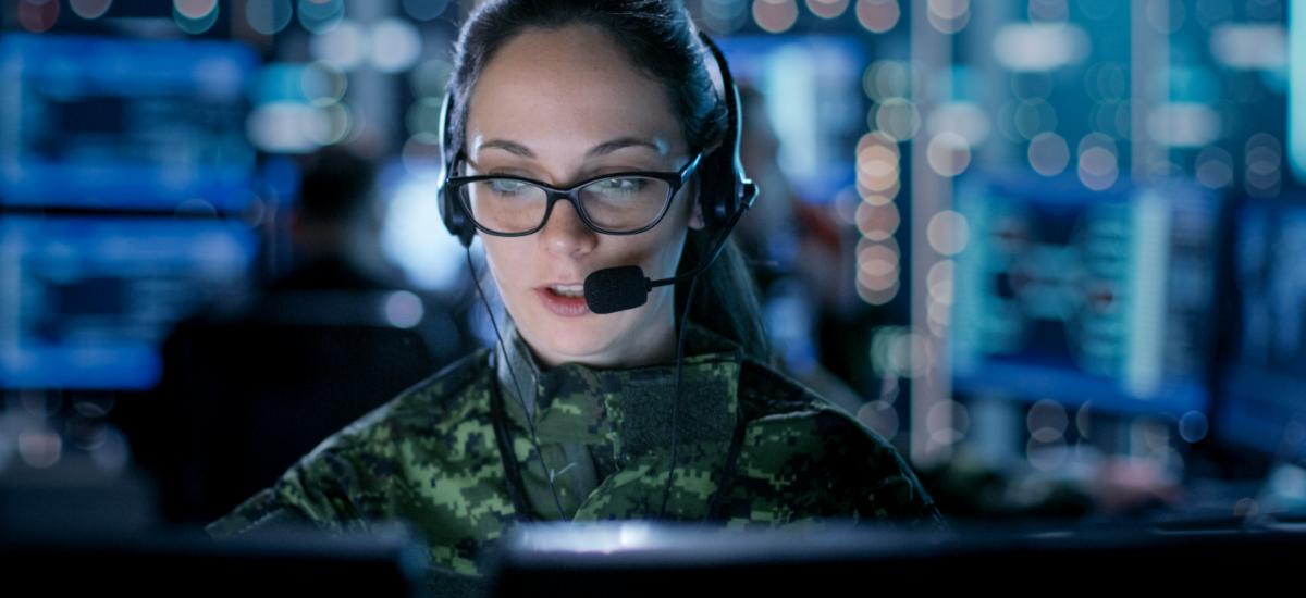 Kvinnlig militär personal i ledningscentral.