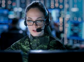 Kvinnlig militär personal i ledningscentral.
