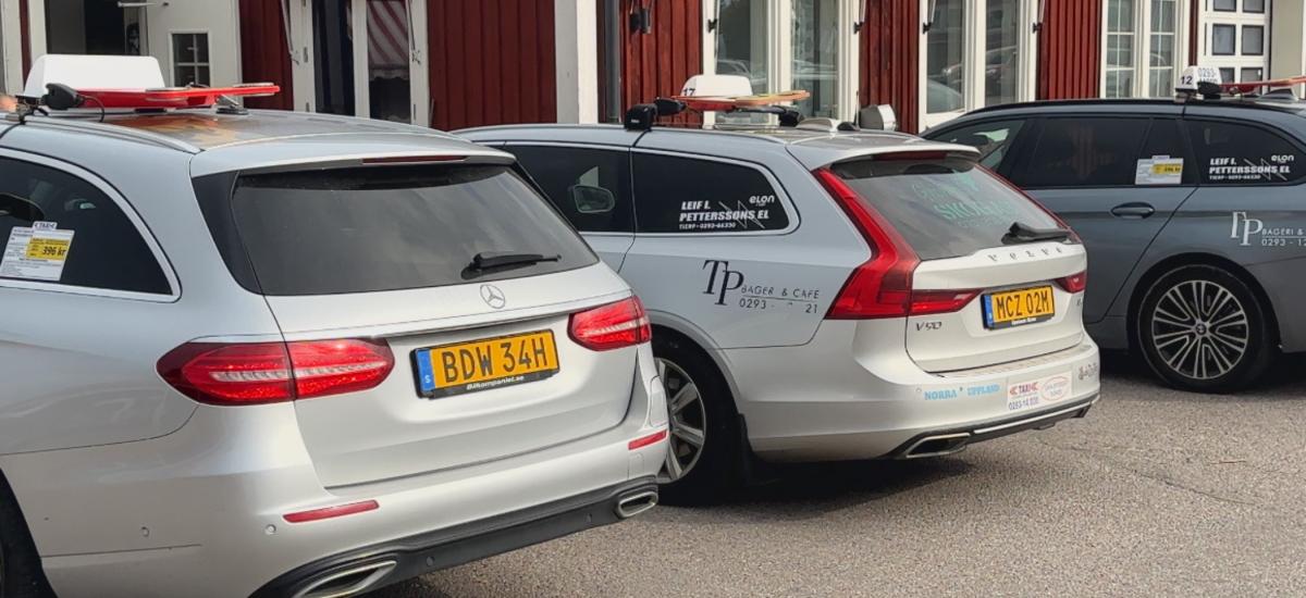 Tre taxibilar parkerade bredvid varandra.