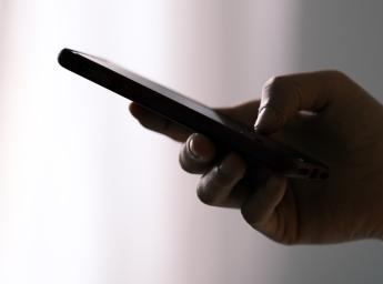 Mobil enhet skickar textmeddelanden i komradio-app.