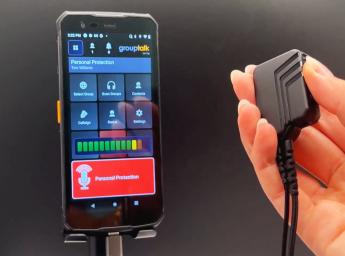 Komradio-appen GroupTalk och USB-C push to talk-headset
