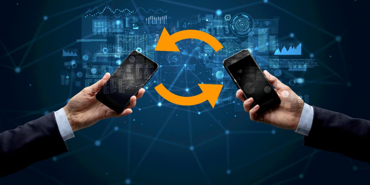Två smartphones som synkroniserar viktiga kontakter till sitt GroupTalk nätverk mellan varandra