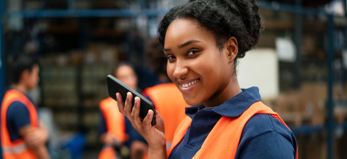 Logistikarbetare som använder iPhone som komradio.