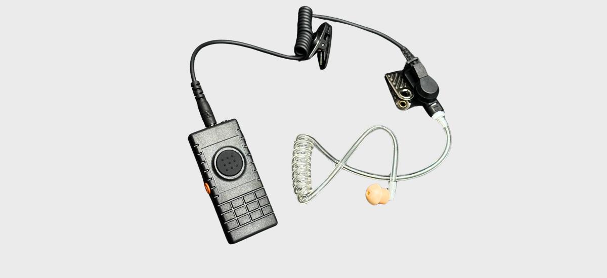 Diskret headset med Push to Talk och knappar för telefonfunktioner.